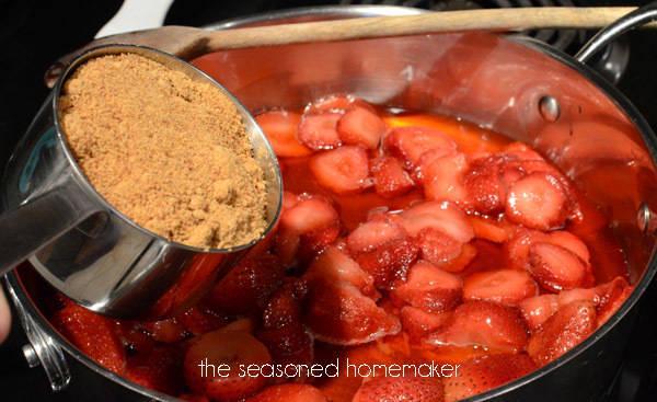 รูปภาพ:http://www.seasonedhomemaker.com/wp-content/uploads/2013/06/easy-strawberry-jam-2.jpg