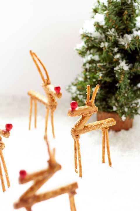 รูปภาพ:http://ghk.h-cdn.co/assets/16/46/480x720/gallery-1479335093-fun-pretzel-reindeer-the-bearfoot-baker.jpg