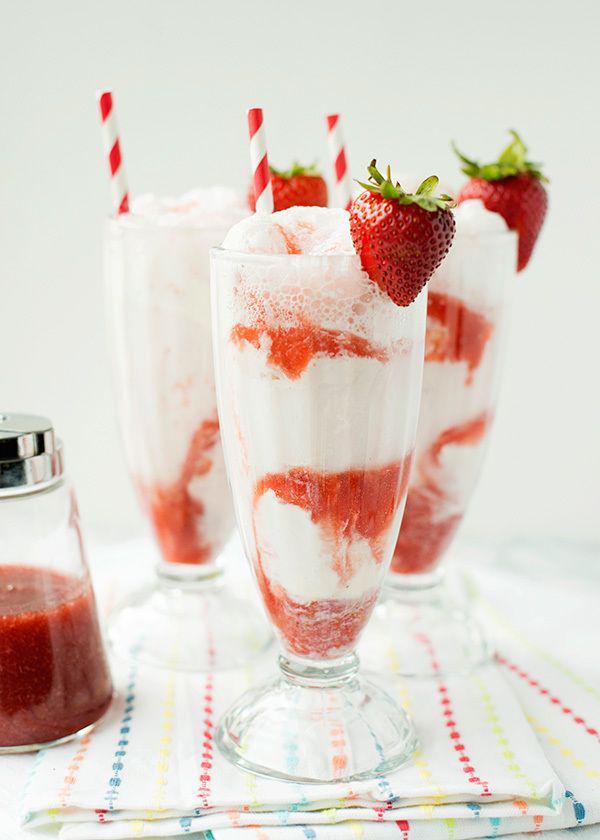 รูปภาพ:http://bakedbree.com/wp-content/uploads/2014/06/strawberry-floats_9.jpg