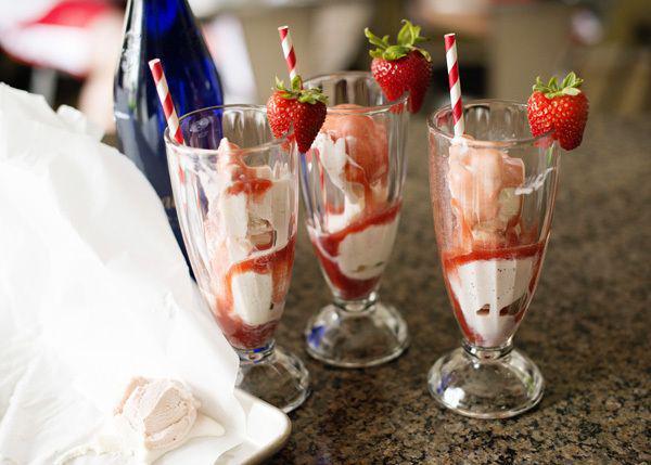 รูปภาพ:http://bakedbree.com/wp-content/uploads/2014/06/strawberry-floats_7.jpg