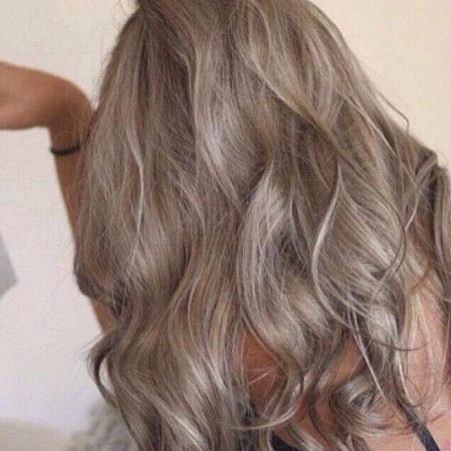 ภาพประกอบบทความ สวยหรู ดูแพง กับ 'Ash Blonde' สีน้ำตาลทองอ่อนประกายหม่น 