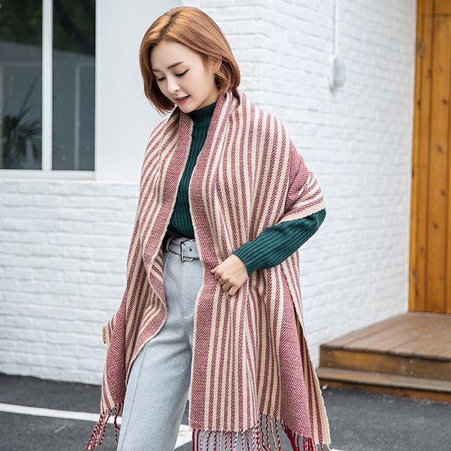 รูปภาพ:http://g02.a.alicdn.com/kf/HTB1AswrNFXXXXX6XpXXq6xXFXXXL/Winter-han-edition-dotted-collar-stripe-wool-font-b-scarf-b-font-female-font-b-giant.jpg