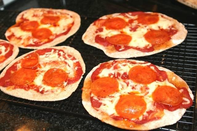 รูปภาพ:http://www.faithfulprovisions.com/wp-content/uploads/2010/02/Mini-Pizzas.jpg