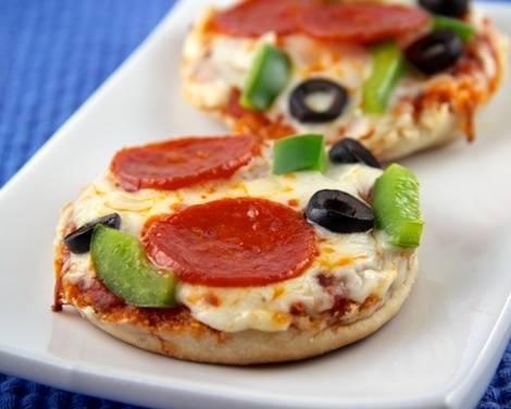 รูปภาพ:http://www.hamiltonbeach.com/media/recipes/images/pepperoni_and_veggie_mini_pizzas.jpg