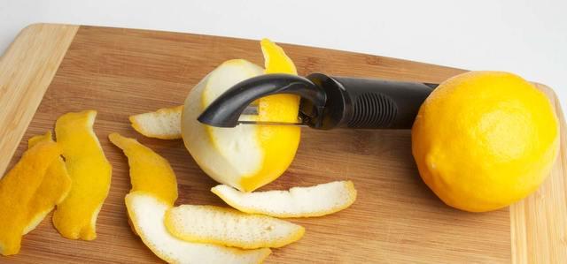 รูปภาพ:http://cdn2.stylecraze.com/wp-content/uploads/2013/05/10-Amazing-Benefits-Of-Lemon-Peels.jpg