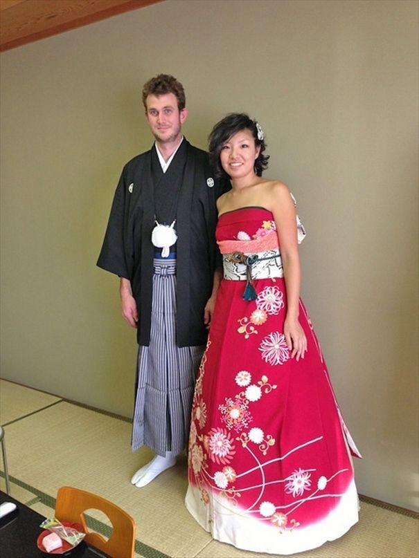 รูปภาพ:http://static.boredpanda.com/blog/wp-content/uploads/2016/12/furisode-kimono-wedding-dress-japan-28-585a392bb4956__605.jpg