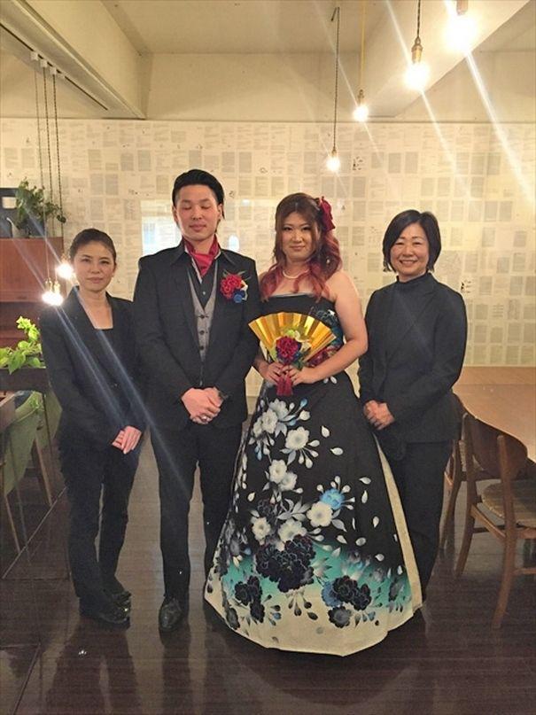 รูปภาพ:http://static.boredpanda.com/blog/wp-content/uploads/2016/12/furisode-kimono-wedding-dress-japan-11-585a38f39d1d9__605.jpg