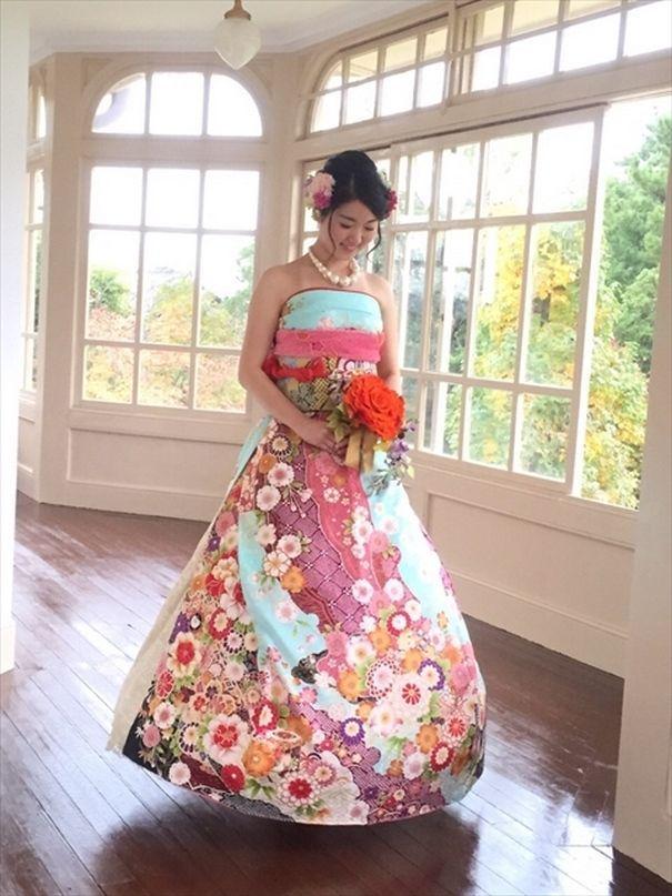 รูปภาพ:http://static.boredpanda.com/blog/wp-content/uploads/2016/12/furisode-kimono-wedding-dress-japan-45-585a395a90cbf__605.jpg