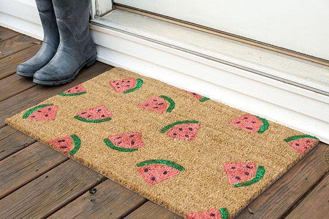 รูปภาพ:http://static.blisby.com/wp/diy_crafts/diy-stamped-watermelon-doormat/diy-stamped-watermelon-doormat6.jpg