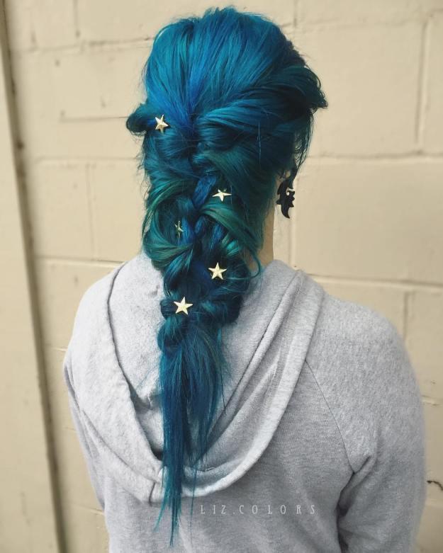 รูปภาพ:http://i2.wp.com/therighthairstyles.com/wp-content/uploads/2016/12/14-blue-teal-mermaid-braid.jpg?zoom=1.25&resize=500%2C625