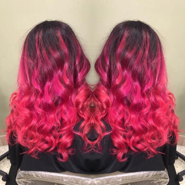 รูปภาพ:http://i1.wp.com/therighthairstyles.com/wp-content/uploads/2016/07/14-bright-pink-curly-hair-with-black-roots.jpg