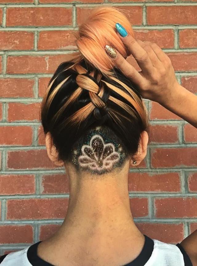 รูปภาพ:http://ombrehair.org/wp-content/uploads/2016/08/glitter-flower-undercut-hair-design-ombrehair.jpg