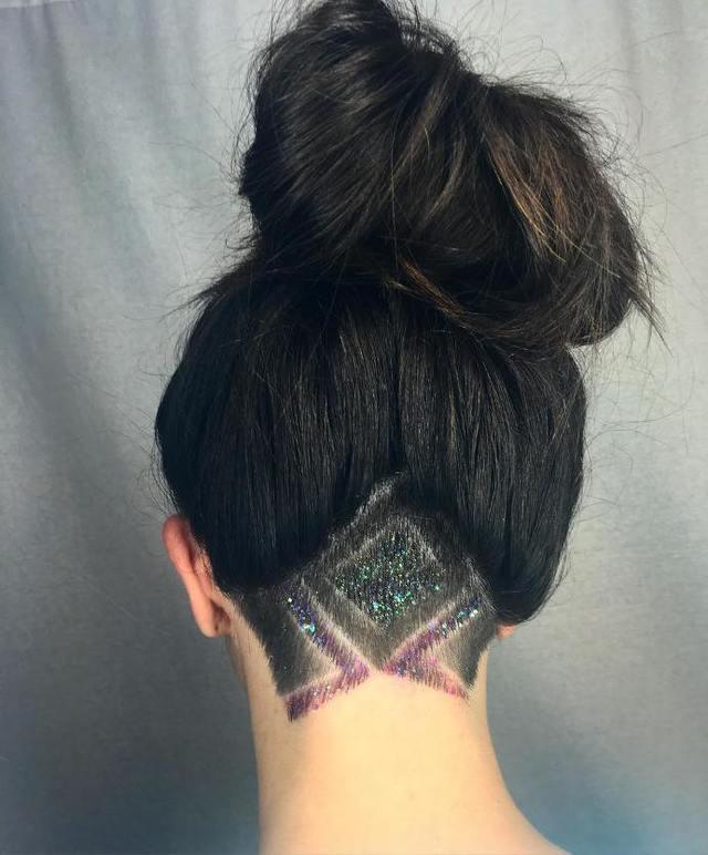 รูปภาพ:http://ombrehair.org/wp-content/uploads/2016/08/glitter-undercut-hair-ombrehair.jpg