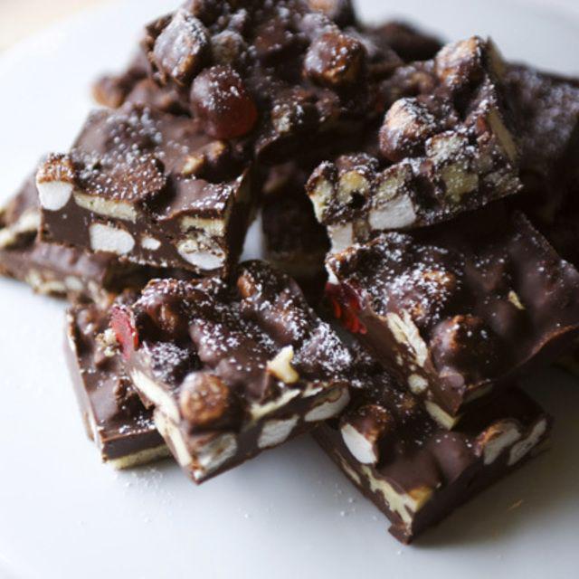 ตัวอย่าง ภาพหน้าปก:Cherry Rocky Road Fudge ขนมฟัดจ์แสนอร่อย ทำง่ายๆ ไม่ต้องพึ่งเตาอบ