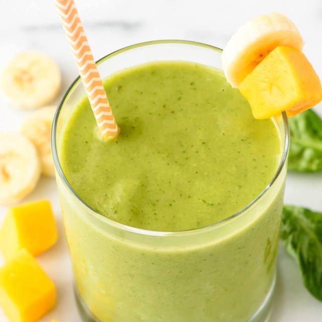 ภาพประกอบบทความ Super Skinny Spinach Smoothie สมูตตี้สีเขียวแสนอร่อย ไขมันน้อยแถมมีประโยชน์ต่อร่างกาย