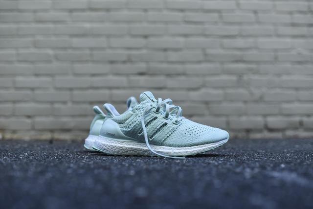 รูปภาพ:https://cdn.shopify.com/s/files/1/0094/2252/products/Ultraboost_W_Naked_BB1141_5948.progressive.jpg?v=1482503954