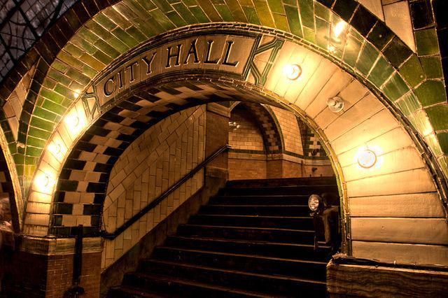 รูปภาพ:https://www.jamesmaherphotography.com/jamesmaherphotography/wp-content/uploads/2016/03/city_hall_subway_station-1.jpg