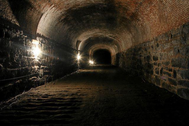 รูปภาพ:https://photos.smugmug.com/Railroad-Photos/Abandoned-Railroad-Tunnels/Atlantic-Avenue-Tunnel/i-X6GGWSd/0/L/IMG_6290-L.jpg