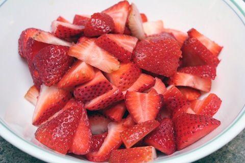 รูปภาพ:http://www.wearenotmartha.com/wp-content/uploads/White-Chocolate-Strawberry-Ice-Cream-Sliced-Strawberries.jpg
