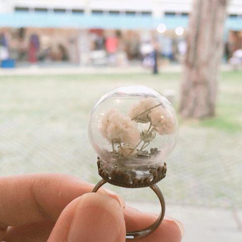 รูปภาพ:http://7-themes.com/data_images/out/60/6975220-girl-flower-ring.jpg