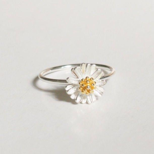 รูปภาพ:http://picture-cdn.wheretoget.it/su0hna-l-610x610-jewels-summer+summer+handcraft-daisy-flowers-floral-floral+ring-flowers+ring-knuckle+ring-ring-armor+ring-engagement+ring-silver+ring-sterling+silver-gift+ideas-gossip+girl-birthda.jpg