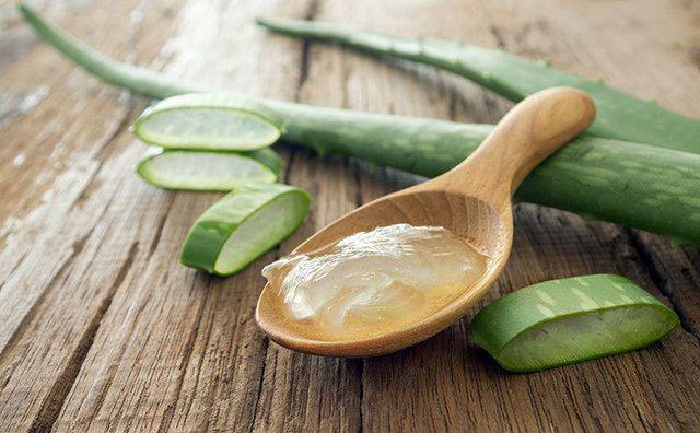 รูปภาพ:http://cdn2.stylecraze.com/wp-content/uploads/2013/07/aloe-vera-gel-on-wooden-spoon-1.jpg