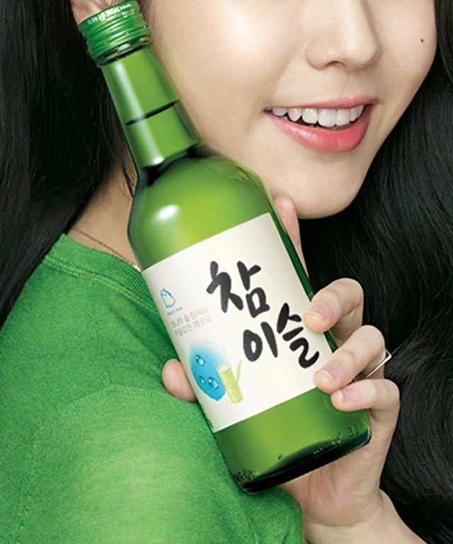 รูปภาพ:http://files.shandymedia.com/styles/page/s3/images/photos/thesavory/thesavory-how-to-drink-soju-like-a-korean-2015-cover.jpg