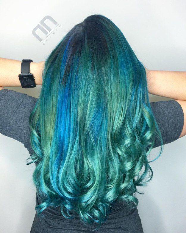 รูปภาพ:http://i2.wp.com/therighthairstyles.com/wp-content/uploads/2017/01/9-teal-hair-with-blue-highlights.jpg?zoom=1.25&resize=500%2C624