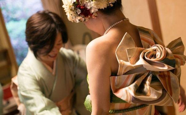รูปภาพ:http://static.boredpanda.com/blog/wp-content/uploads/2016/12/furisode-kimono-wedding-dress-japan-2-585a38d950bf3__605.jpg