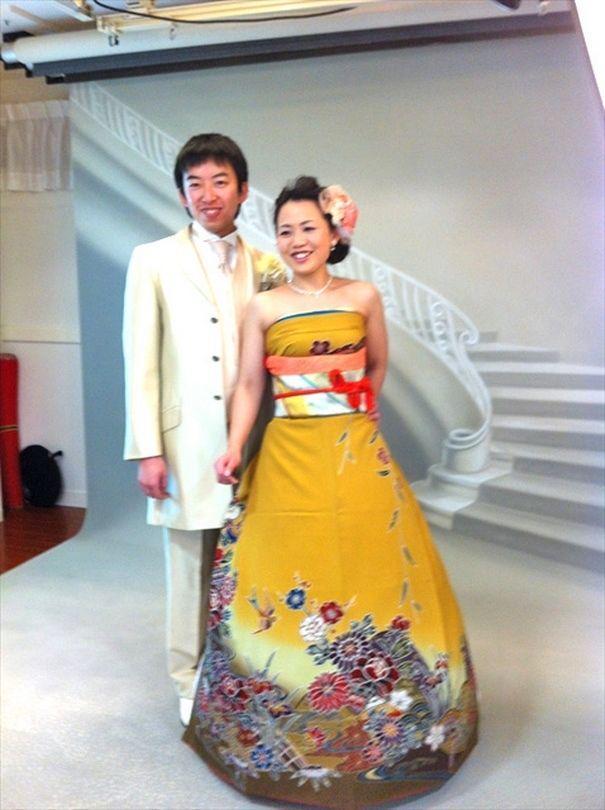 รูปภาพ:http://static.boredpanda.com/blog/wp-content/uploads/2016/12/furisode-kimono-wedding-dress-japan-44-585a395882b56__605.jpg