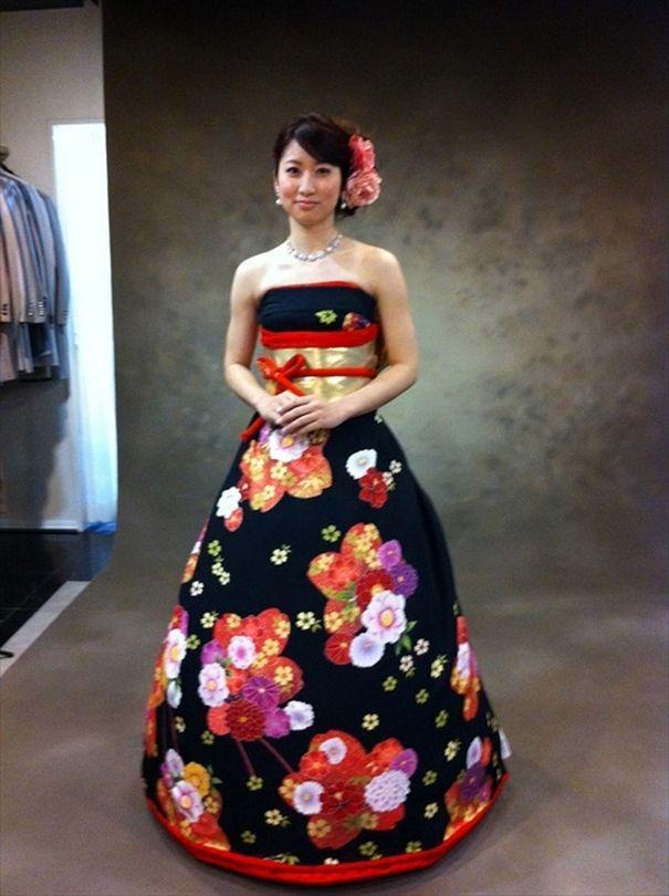 รูปภาพ:http://static.boredpanda.com/blog/wp-content/uploads/2016/12/furisode-kimono-wedding-dress-japan-55-585a3979847ee__605.jpg