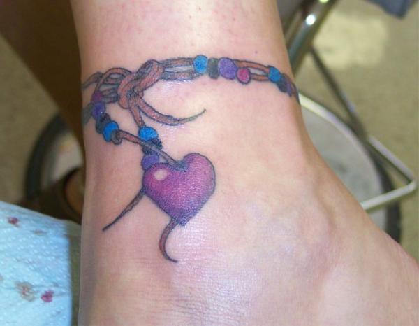 รูปภาพ:http://slodive.com/wp-content/uploads/2012/04/ankle-tattoos-for-women/an-ankle-bracelet.jpg