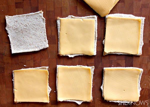 รูปภาพ:http://cdn.sheknows.com/articles/2012/11/grilled-cheese-rolls-a-fun-spin-on-an-american-classic-step-2.jpg