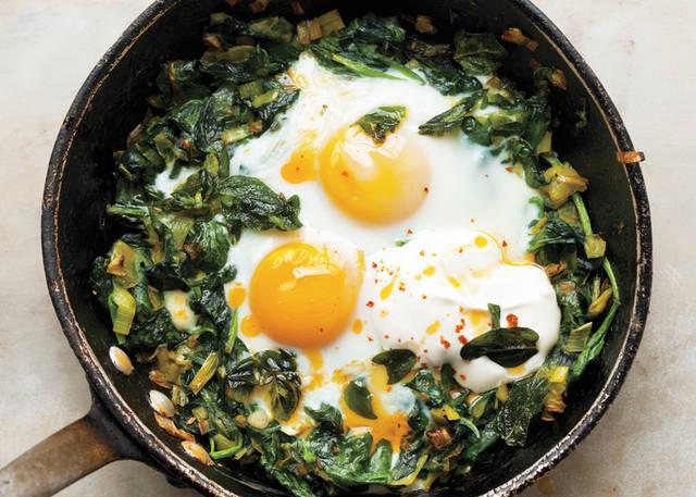 รูปภาพ:http://www.bonappetit.com/wp-content/uploads/2011/12/skillet-baked-eggs-with-spinach-yogurt-and-chili-oil.jpg