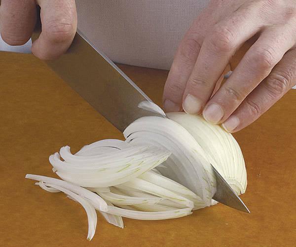 รูปภาพ:http://www.finecooking.com/CMS/uploadedimages/Images/Cooking/Articles/Issues_111-120/051113088-03-how-to-slice-an-onion_xlg.jpg