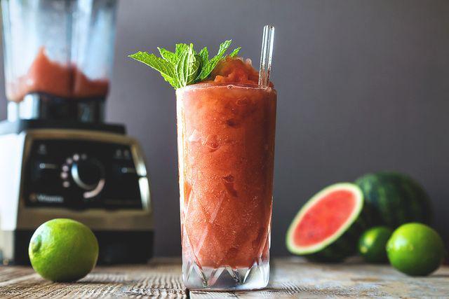 รูปภาพ:http://honestlyyum.com/wp-content/uploads/2015/06/watermelon.balsamic.cocktail.slushy.vitamix.4.1.jpg
