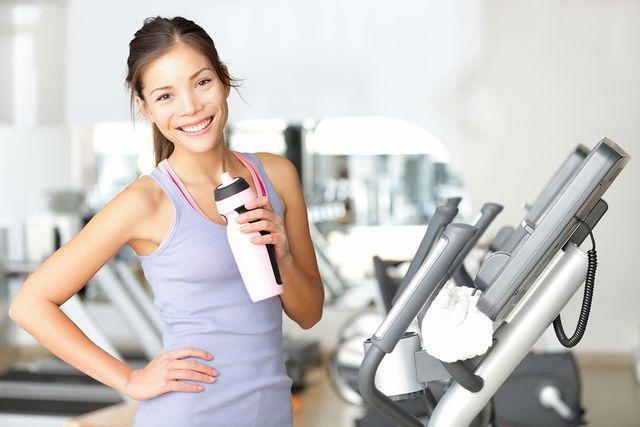 รูปภาพ:http://www.realityofyou.com/wp-content/uploads/2013/05/bigstock-Gym-woman-working-out-drinking-30565196.jpg