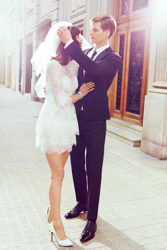 รูปภาพ:http://www.himisspuff.com/wp-content/uploads/2016/12/city-hall-vintage-lace-wedding-dress.jpg