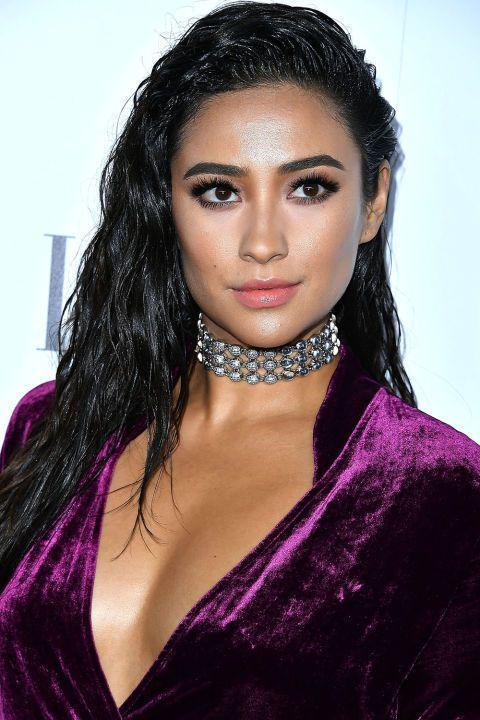 รูปภาพ:http://hbz.h-cdn.co/assets/16/52/480x720/hbz-hair-trends-2017-shay-mitchell-gettyimages-617960458.jpg