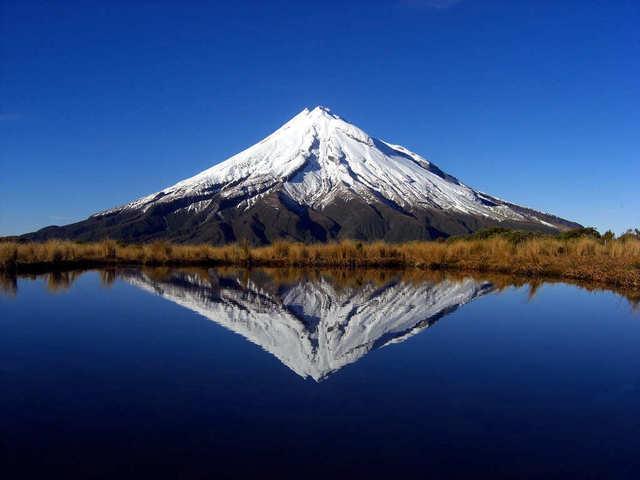 รูปภาพ:https://yescreatetravel.files.wordpress.com/2014/12/mount-taranaki-new-zealand-3.jpg