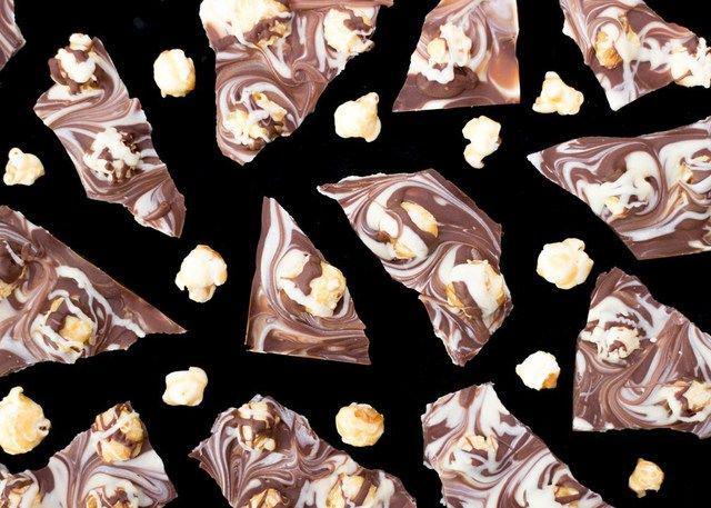 รูปภาพ:http://i0.wp.com/www.kitchenmason.com/wp-content/uploads/2015/11/Toffee-Popcorn-Bark-6.jpg?w=1008