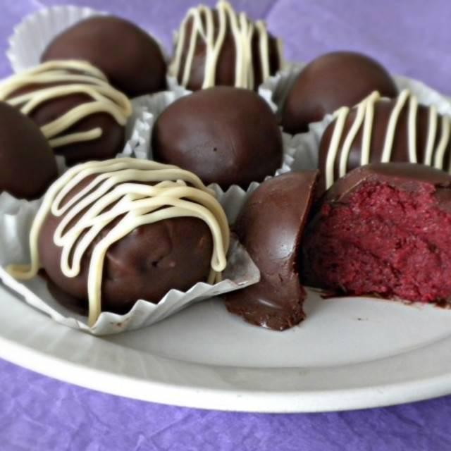 ภาพประกอบบทความ ชิ้นเดียวไม่พอ! "Red Velvet Cake Balls" (っ´ω`ｃ) 