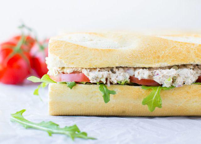 รูปภาพ:http://1ywuyi2tll7k9vdrkc4mb3yg.wpengine.netdna-cdn.com/wp-content/uploads/2015/02/Classic-Tuna-Salad-Sandwich-Culinary-Hill-2.jpg