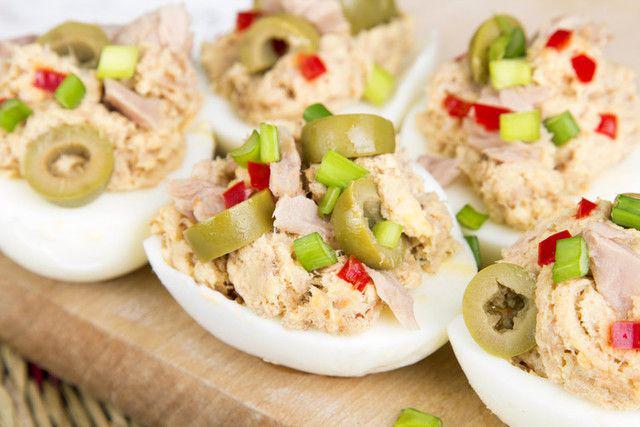 รูปภาพ:http://cdn.skinnyms.com/wp-content/uploads/2016/03/6-Ingredient-Tuna-Salad-Stuffed-Eggs.jpg