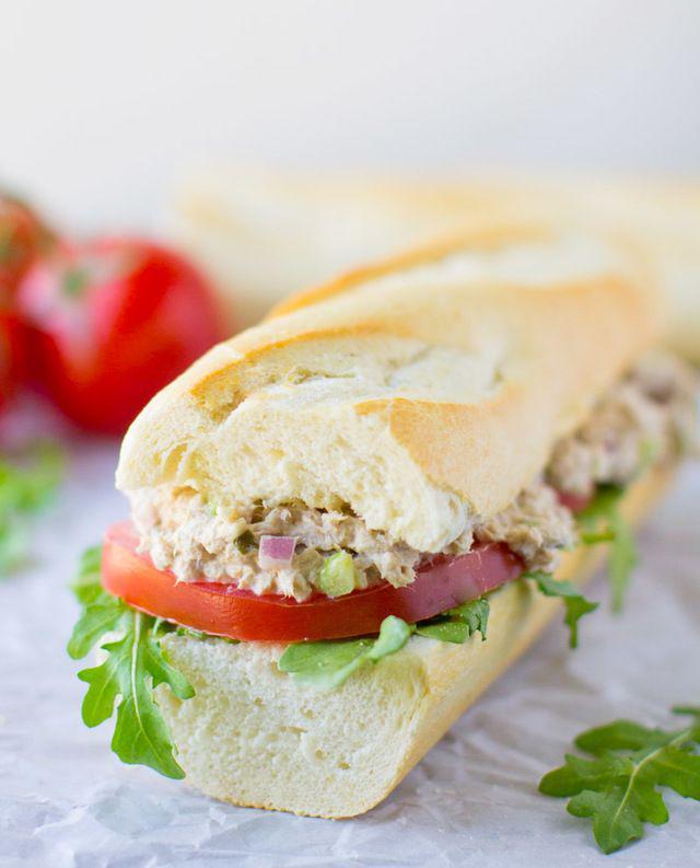 รูปภาพ:http://1ywuyi2tll7k9vdrkc4mb3yg.wpengine.netdna-cdn.com/wp-content/uploads/2015/02/Classic-Tuna-Salad-Sandwich-Culinary-Hill.jpg