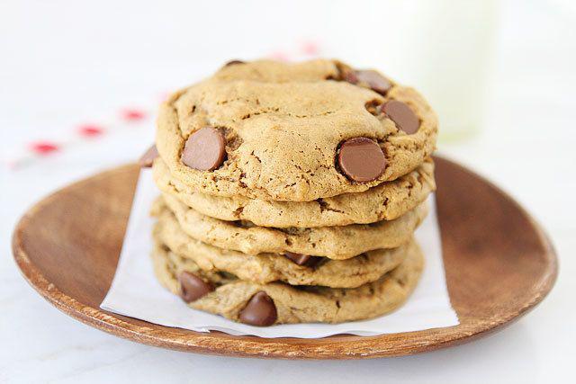 รูปภาพ:http://tastykitchen.com/wp-content/uploads/2013/05/Tasty-Kitchen-Blog-Flourless-Peanut-Butter-Oatmeal-Chocolate-Chip-Cookies-12.jpg