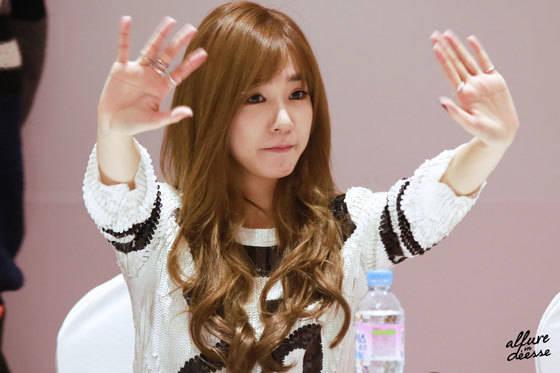 รูปภาพ:http://snsdpics.com/wp-content/uploads/2015/02/tiffany-lotte-fansign-13s.jpg