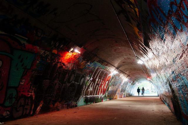 รูปภาพ:https://photos.smugmug.com/Travel/Sinchon-Graffiti-Tunnel/i-zZrJf5v/0/L/DSC_7055-L.jpg