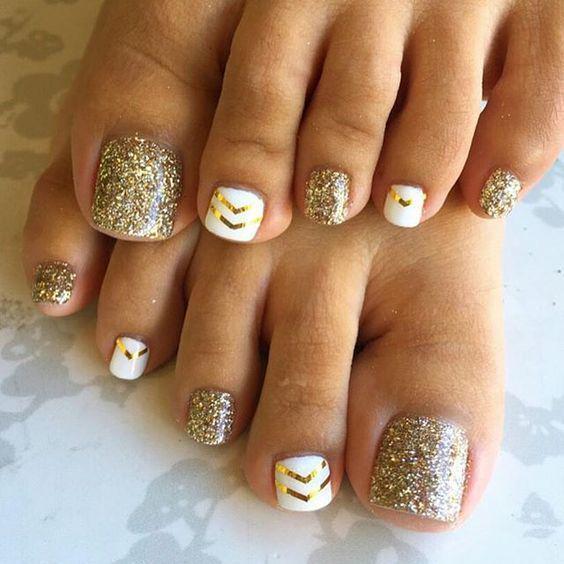 รูปภาพ:http://www.prettydesigns.com/wp-content/uploads/2017/01/adorable-toe-nail-designs-for-women-toenail-art-designs.jpg