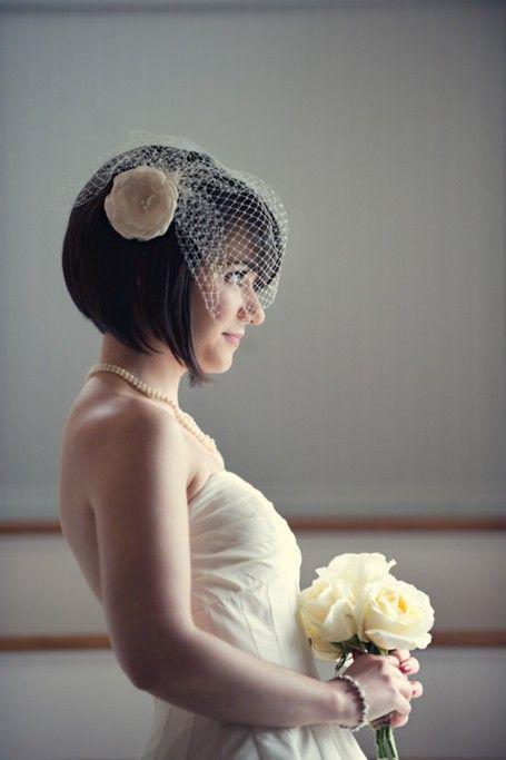 รูปภาพ:http://www.prettydesigns.com/wp-content/uploads/2013/03/Short-Bridal-Hair-Styles.jpg